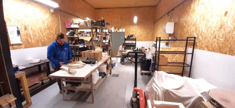 Deux artisans céramistes créent leurs micro-entreprises à Coullons dans Le Loiret après un bilan de compétences. Ils présentent leurs parcours, leurs activités et leurs projets, après 3 ans d'existence.